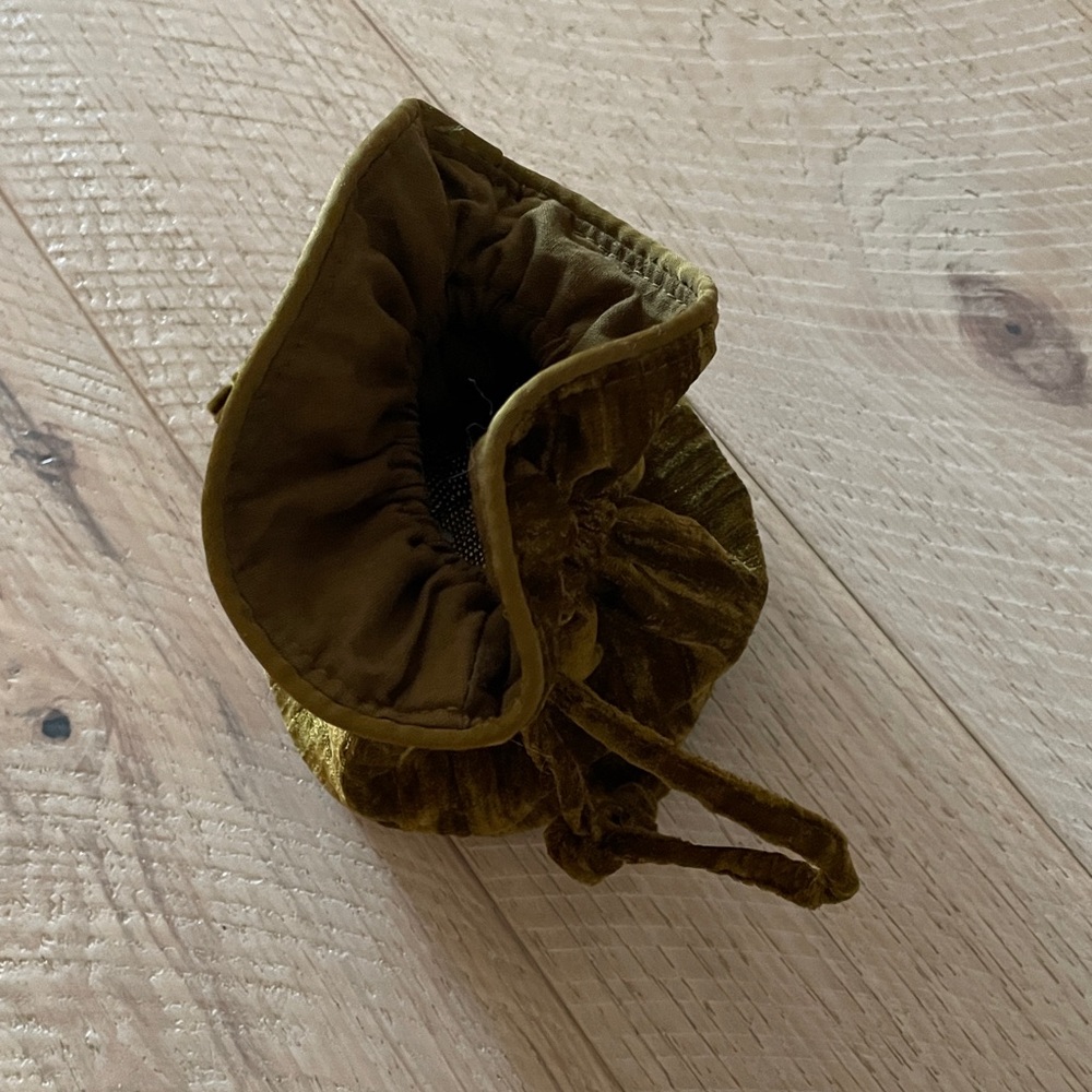 SEZANE EMBOSSED VELVET POUCH. Crushed Velvet Green - Picture 4 of 6
